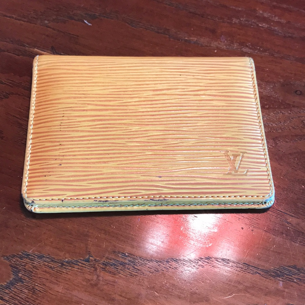 Louis Vuitton Pre-Loved Epi card holder!💛💜